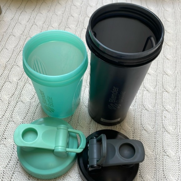 2 Blender Bottle shaker cups. 20 & 28 oz. Ball/mixer inside. Very good condition - Picture 2 of 10